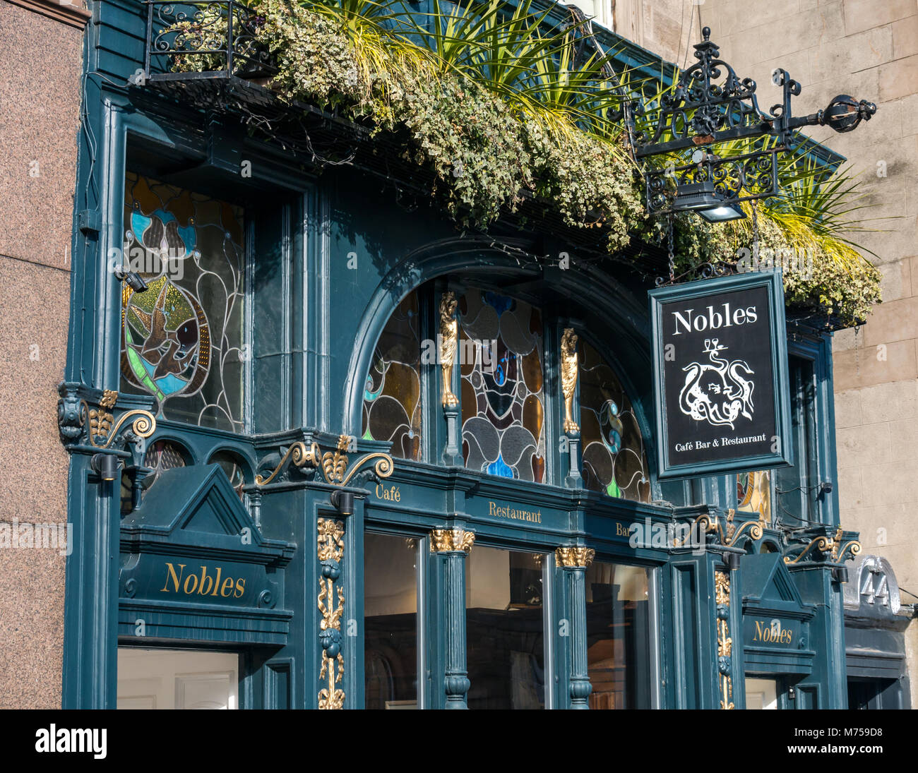 Vorderseite des Viktorianischen Pub Nobles Café Bar und Restaurant, Verfassung Street, Leirh, Edinburgh, Schottland, Großbritannien mit Glasfenstern Stockfoto