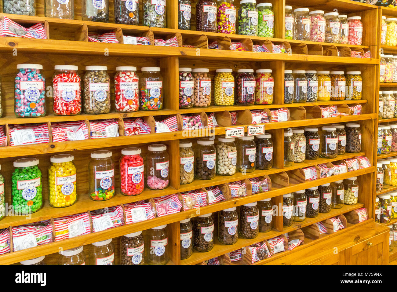 Gläser von Süßigkeiten, Süßigkeiten, Lolly auf Regalen in altmodischen Sweet Shop, Tilba, NSW, New South Wales, Australien Stockfoto
