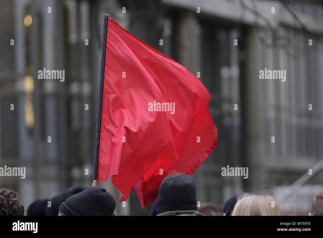 Frankfurt am Main, Deutschland. 08 Mär, 2018. Eine rote Flagge an der Protest. Die demonstranten von einigen Feministinnen und Frauengruppen marschierten durch Frankfurt, den internationalen Frauentag zu feiern. Der Protest steht unter dem Motto 'Mein Körper meine Wahl statt, Unsere Unruhen unsere Stimme" und auch das 100-jährige Jubiläum der Frauenwahlrecht in Deutschland erinnert. Credit: Pradeep Dambarage/Pacific Press/Alamy leben Nachrichten Stockfoto