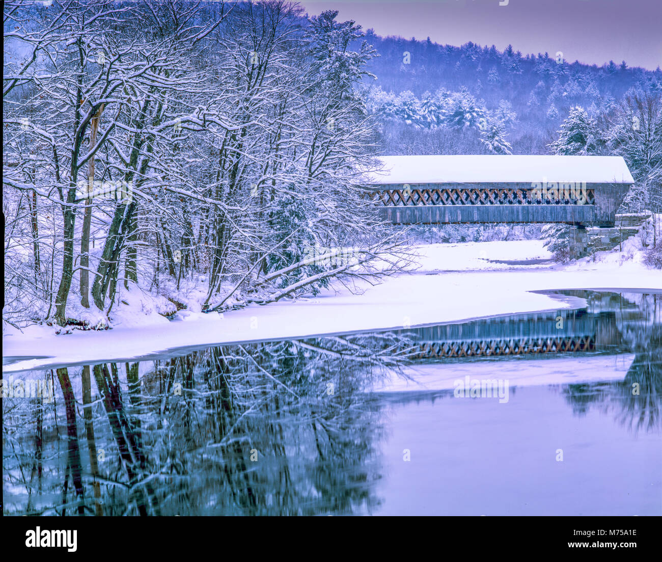 Brücke im Winter, Hillsborough County, New Hampshire Winter Szene in Southern New Hampshire Stockfoto