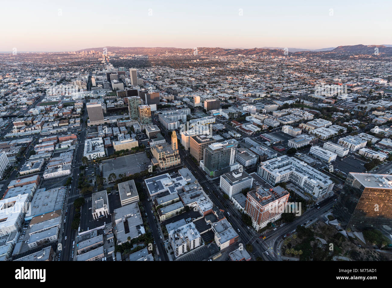 Am frühen Morgen Luftaufnahme unten Koreatown Wilshire Blvd. in der Gegend von Los Angeles, Kalifornien. Stockfoto