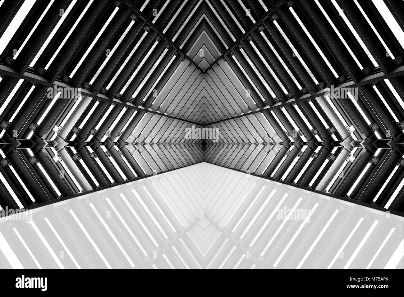 Gestaltung von Architektur Metall ähnliche Struktur Raumschiff Interieur. Abstrakte moderne Architektur Schwarzweiß-Foto. Stockfoto