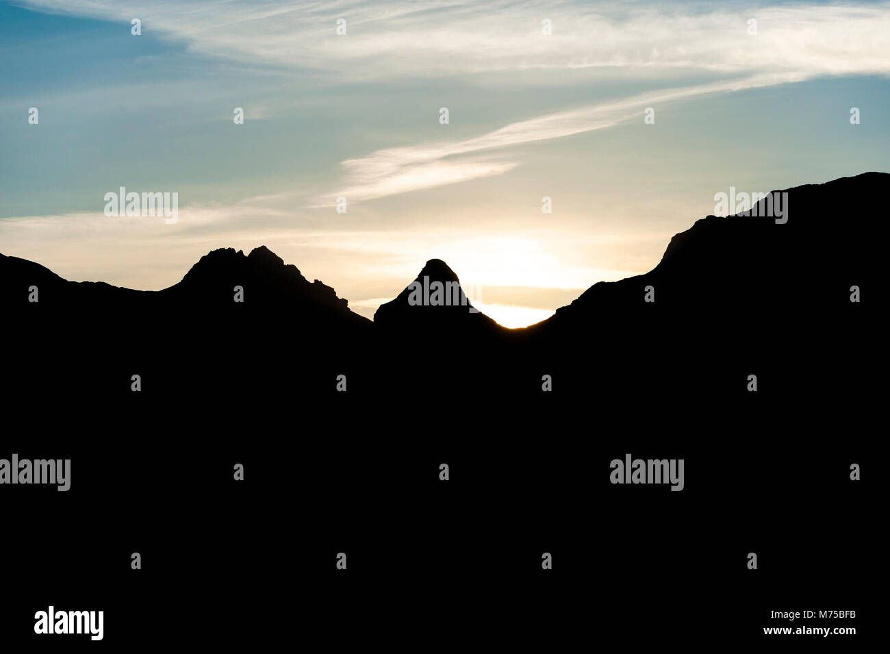 Dunkle schwarze Silhouetten von Durmitor Bergspitzen nach Sonnenuntergang mit dem letzten Licht und bunten Wolken im Himmel Stockfoto