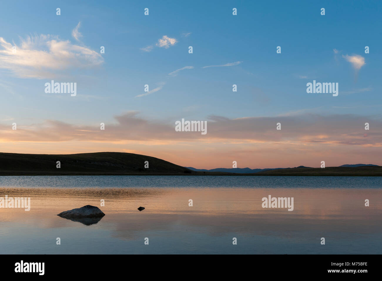 Bunte Himmel und dunklen Silhouetten nach Sonnenuntergang am Vrazje jezero auch genannt Devils Lake Stockfoto
