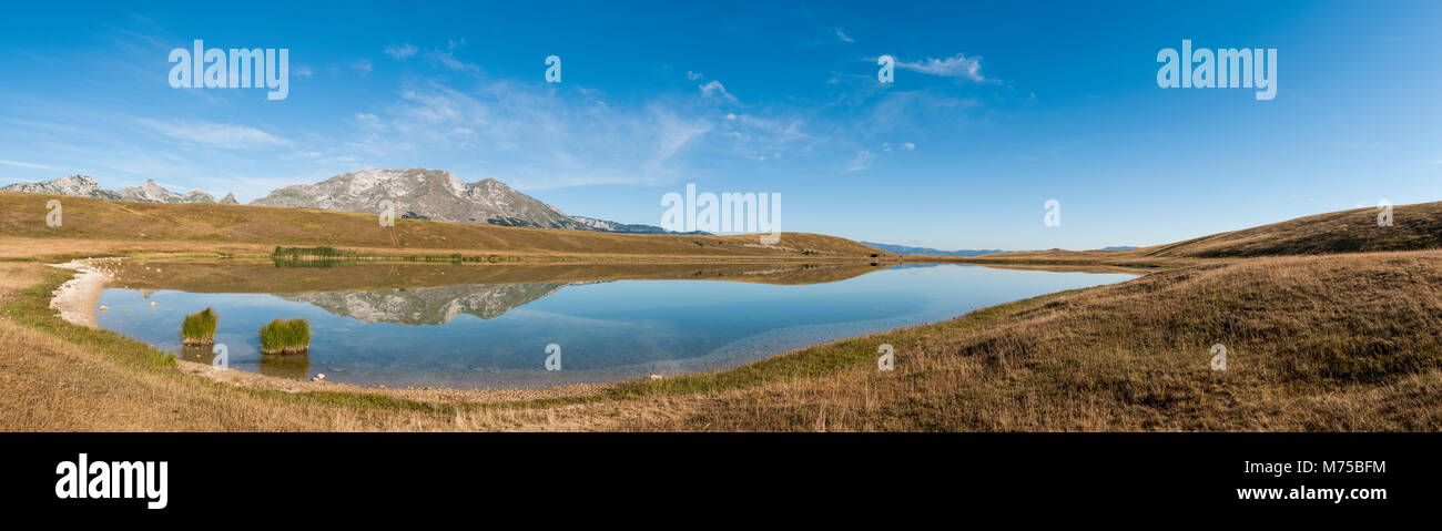 Schöne Berglandschaft bei Vrazje jezero mit Durmitor Gebirge und die Landschaft im See widerspiegeln Stockfoto