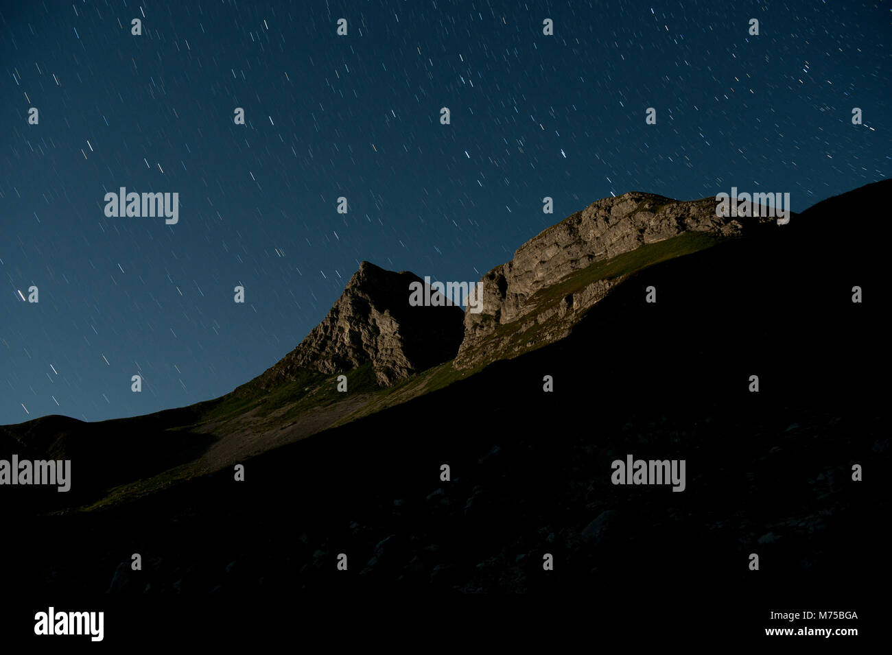Nächtliche Bild von hohen Gipfeln Landschaft im Durmitor Gebirge, leuchtet bei Mondschein und mit sternspuren und Schatten der anderen Gipfel Stockfoto