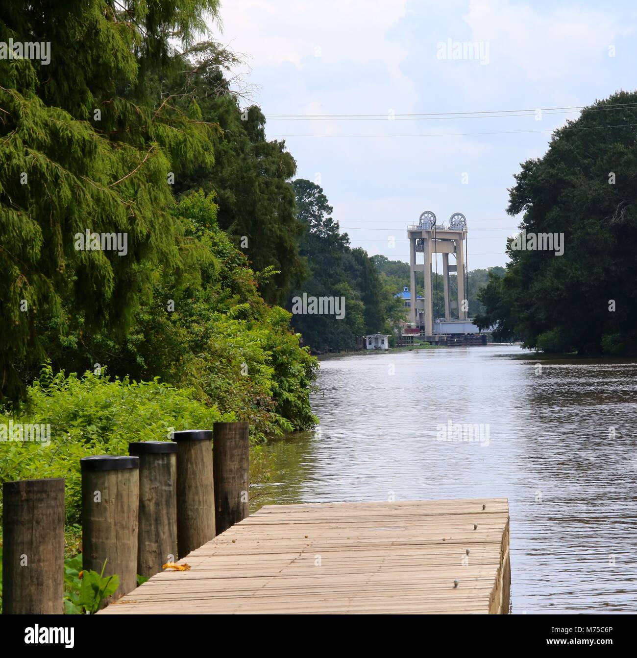 Bayou Teche mit einer Zugbrücke in der Ferne Stockfoto