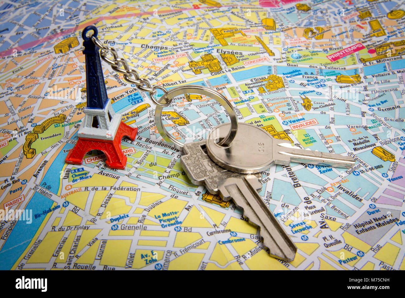 Stadtplan von Paris mit Schlüsseln, Immobilienmarkt Konzept, Frankreich, Europa Stockfoto