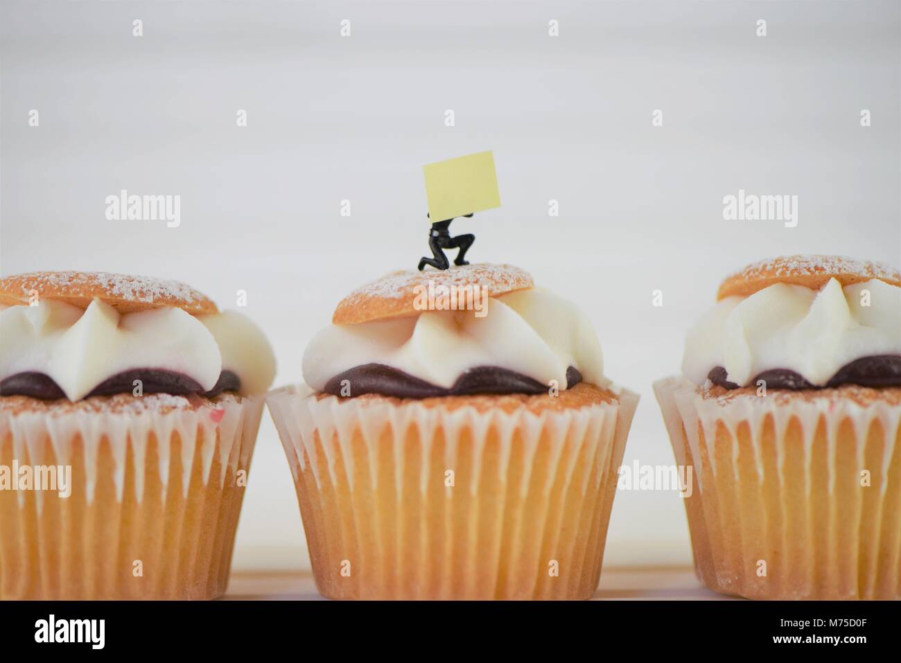 Hausgemachten Kuchen mit Miniatur Person, ein leeres Zeichen für Hinweis Stockfoto