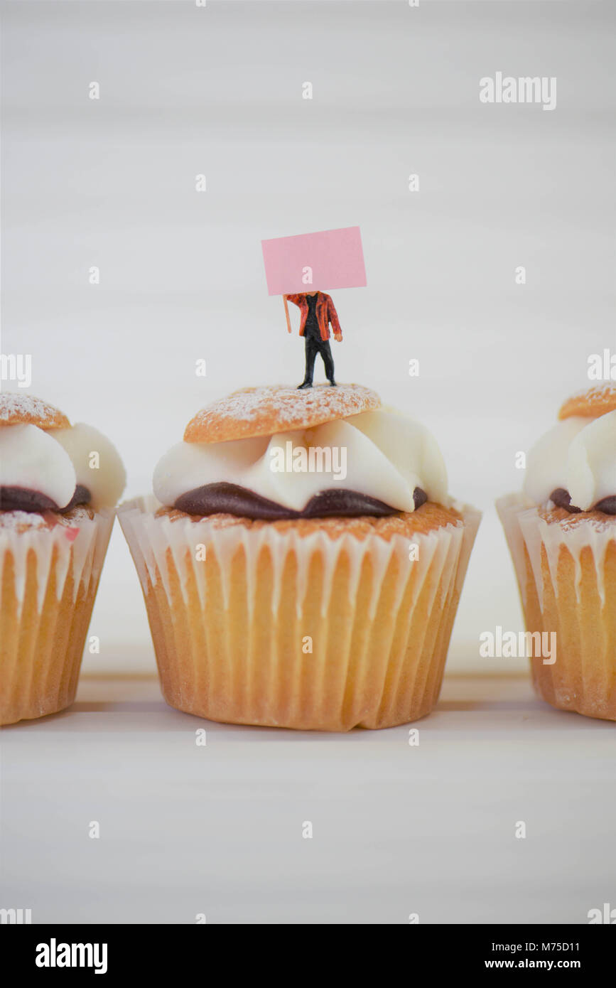 Hausgemachten Kuchen mit Miniatur Person, ein leeres Zeichen für Hinweis Stockfoto
