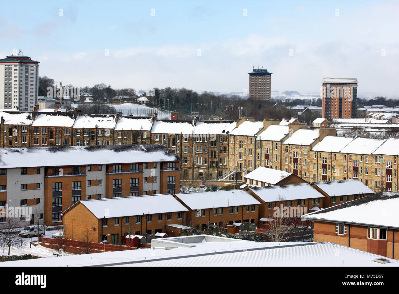 Schnee bedeckte Dächer in Paisley, Schottland Stockfoto