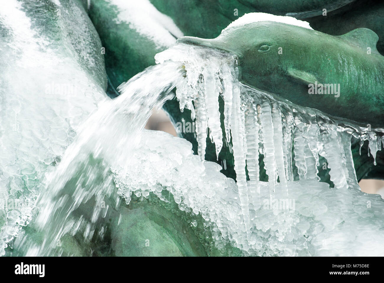 Die Brunnen und Wasser Skulpturen am Trafalgar Square, London, Stand eingefroren und Eis bedeckt, nach den letzten strengen Winter Wetter das Kapital schlagen. Stockfoto
