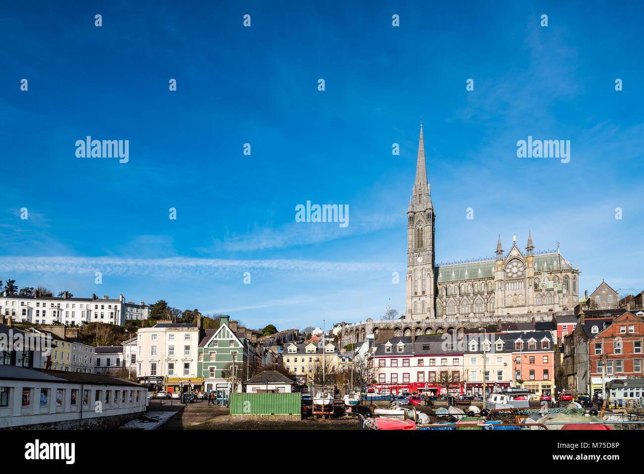 Cobh, Irland - 9 November, 2017: Hafen von Cobh mit St. Colman Kathedrale im Hintergrund ein sonniger Morgen mit blauem Himmel. Cobh ist eine malerische Iris Stockfoto