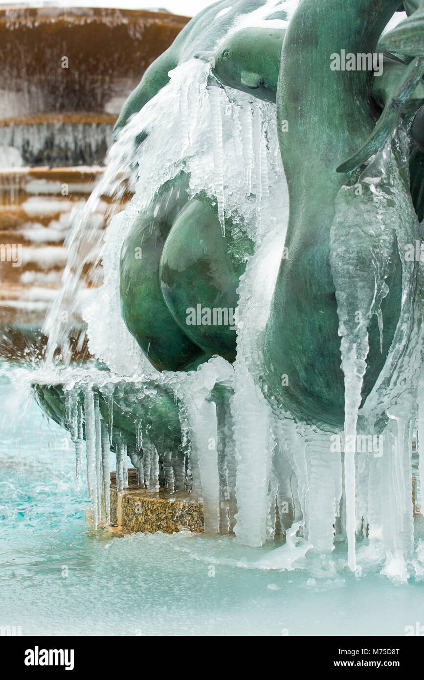 Die Brunnen und Wasser Skulpturen am Trafalgar Square, London, Stand eingefroren und Eis bedeckt, nach den letzten strengen Winter Wetter das Kapital schlagen. Stockfoto