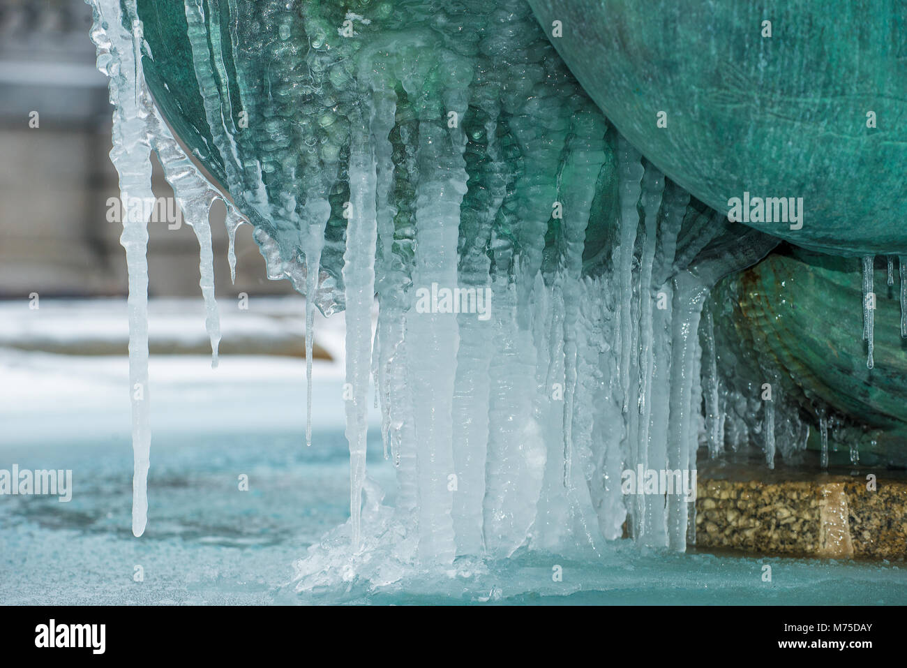 Die Brunnen und Wasser Skulpturen am Trafalgar Square, London, Stand eingefroren und Eis bedeckt, nach den letzten strengen Winter Wetter das Kapital schlagen. Stockfoto