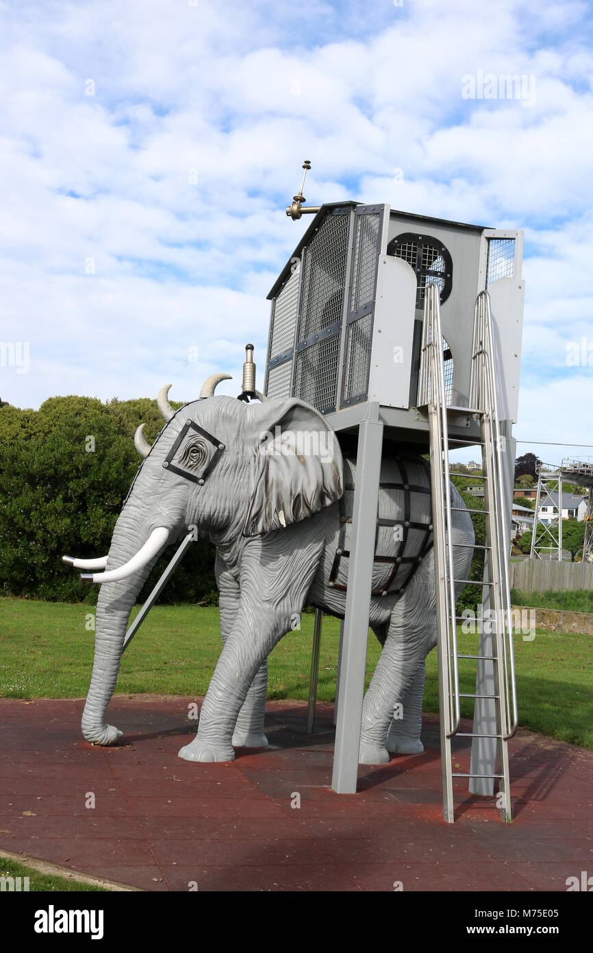 Elefanten und Howdah Spielgeräte im Steampunk Stil in freundlichen Bucht Kinderspielplatz am Meer in Oamaru, Südinsel, Neuseeland Stockfoto