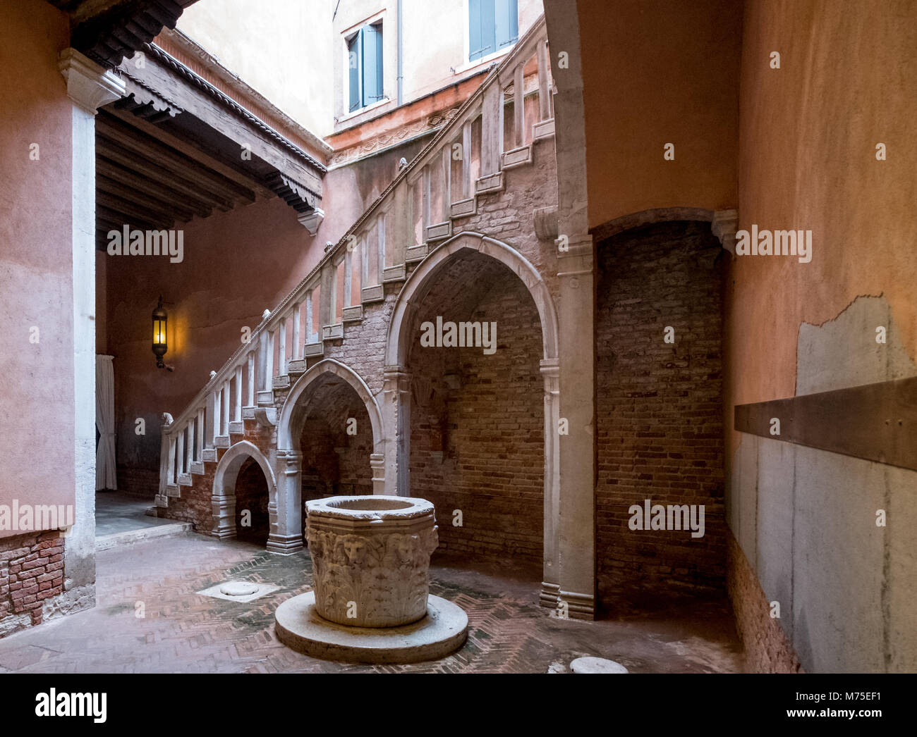 Foto auf den Innenhof und die offene Treppe im Casa Di Carlo Goldoni (das Haus von Carlo Goldoni), jetzt ein Museum. Stockfoto