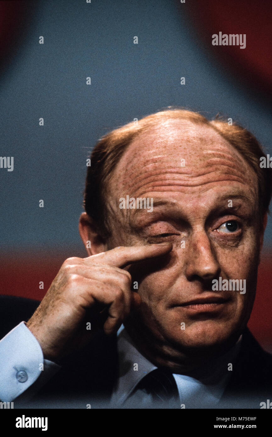 Neil Kinnock an Labour Party Conference, Bournmouth im Oktober 1985 Neil Gordon Kinnock, Baron Kinnock, PC (28. März 1942) ist ein britischer Politiker der Labour Party. Er diente als Mitglied des Parlaments von 1970 bis 1995, zunächst für Bedwellty und dann für Islwyn. Er war der Führer der Labour Party und Führer der Opposition von 1983 bis 1992. Kinnock die Labour Party führte zu einer Überraschung vierte Niederlage bei der Bundestagswahl 1992, trotz der Partei voran in den meisten Meinungsumfragen, die entweder einen engen Arbeitsmarkt Sieg oder ein nicht reagierendes Parlament vorausgesagt hatte. Danach arbeitete er resig Stockfoto