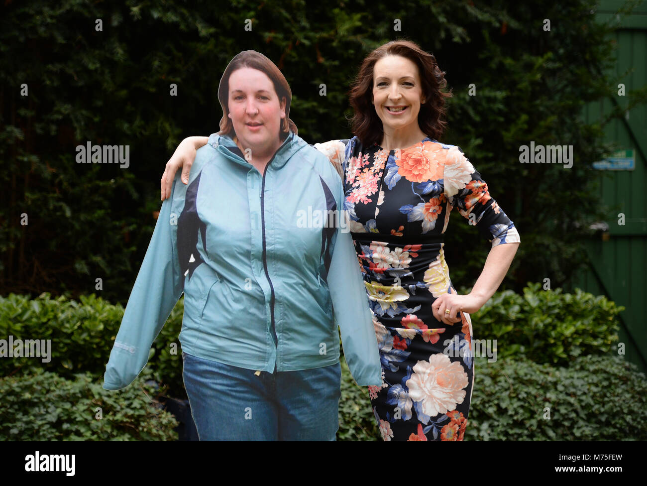 Laura Cosbie, 35, steht neben einem Karton Ausschnitt von sich bevor sie Gewicht verloren, als sie als "slimming World Schlanker des Jahres 2018 im Ritz in London vorgestellt wird. Stockfoto