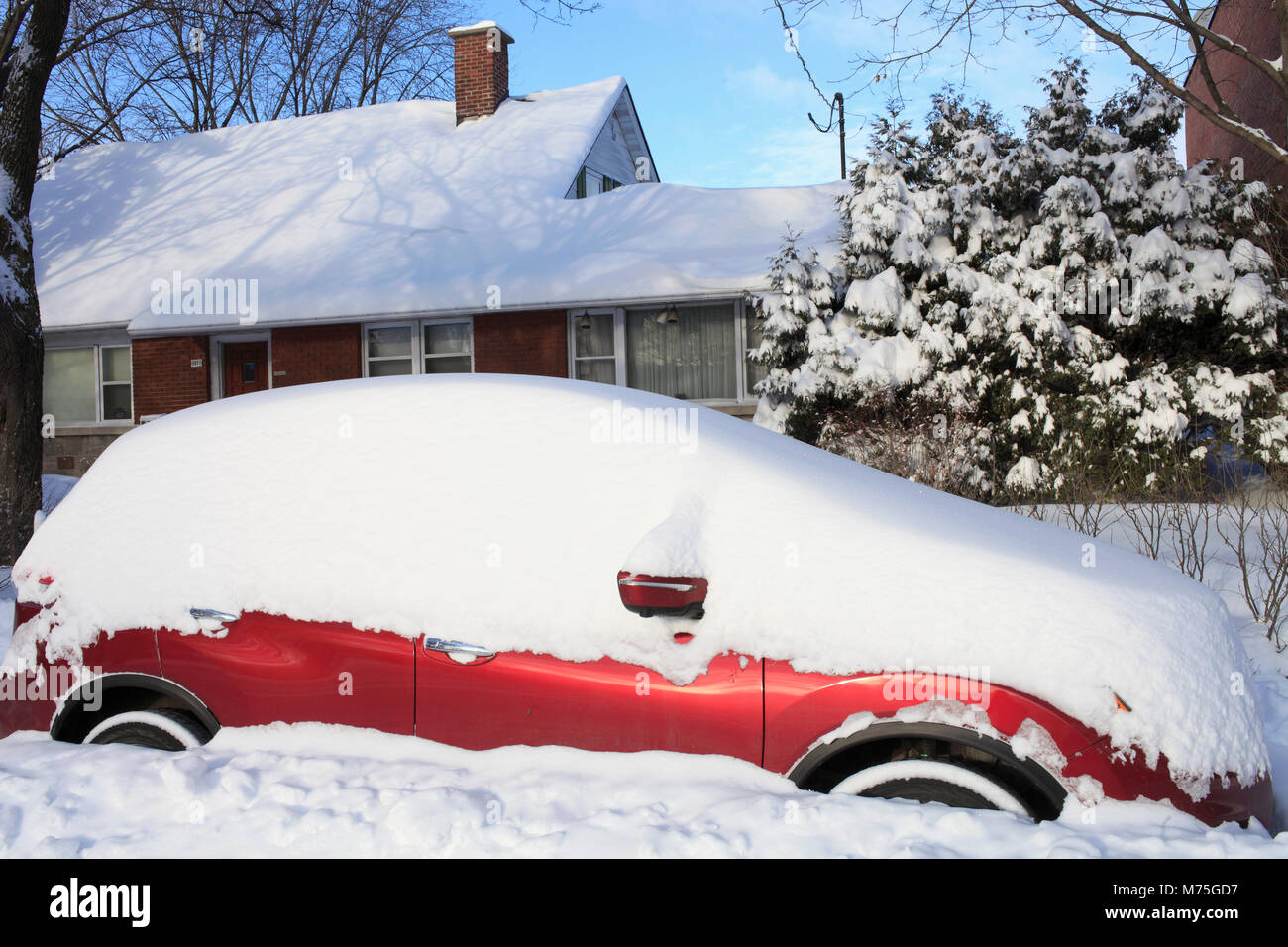 Auto begraben unter dem Schnee nach dem Schneesturm Stockfoto