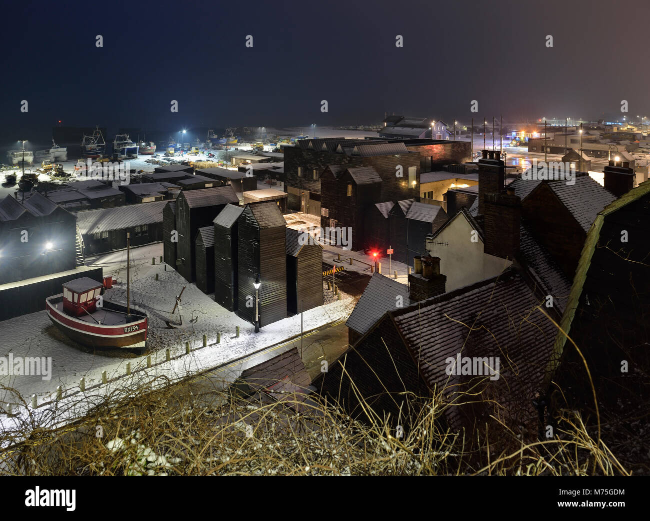 Schnee Szene in der Nacht, der Altstadt von Hastings, East Sussex, England, Großbritannien Stockfoto