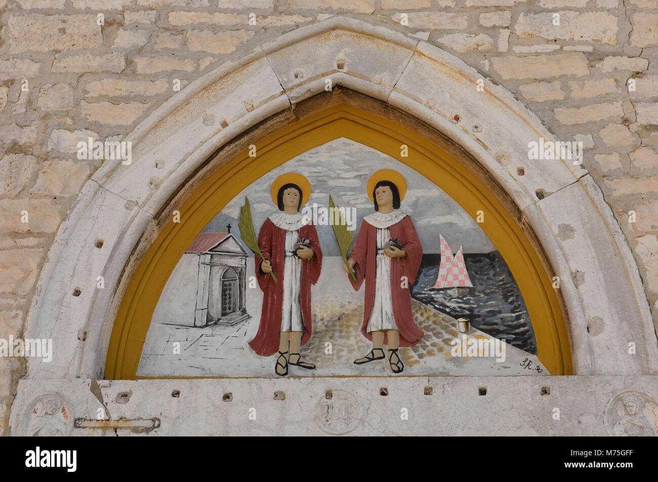 Lunette Wandbild der Schutzheiligen von Fazana über dem Eingang zur Kirche St. Comas und Damian. Fazana, Kroatien Stockfoto