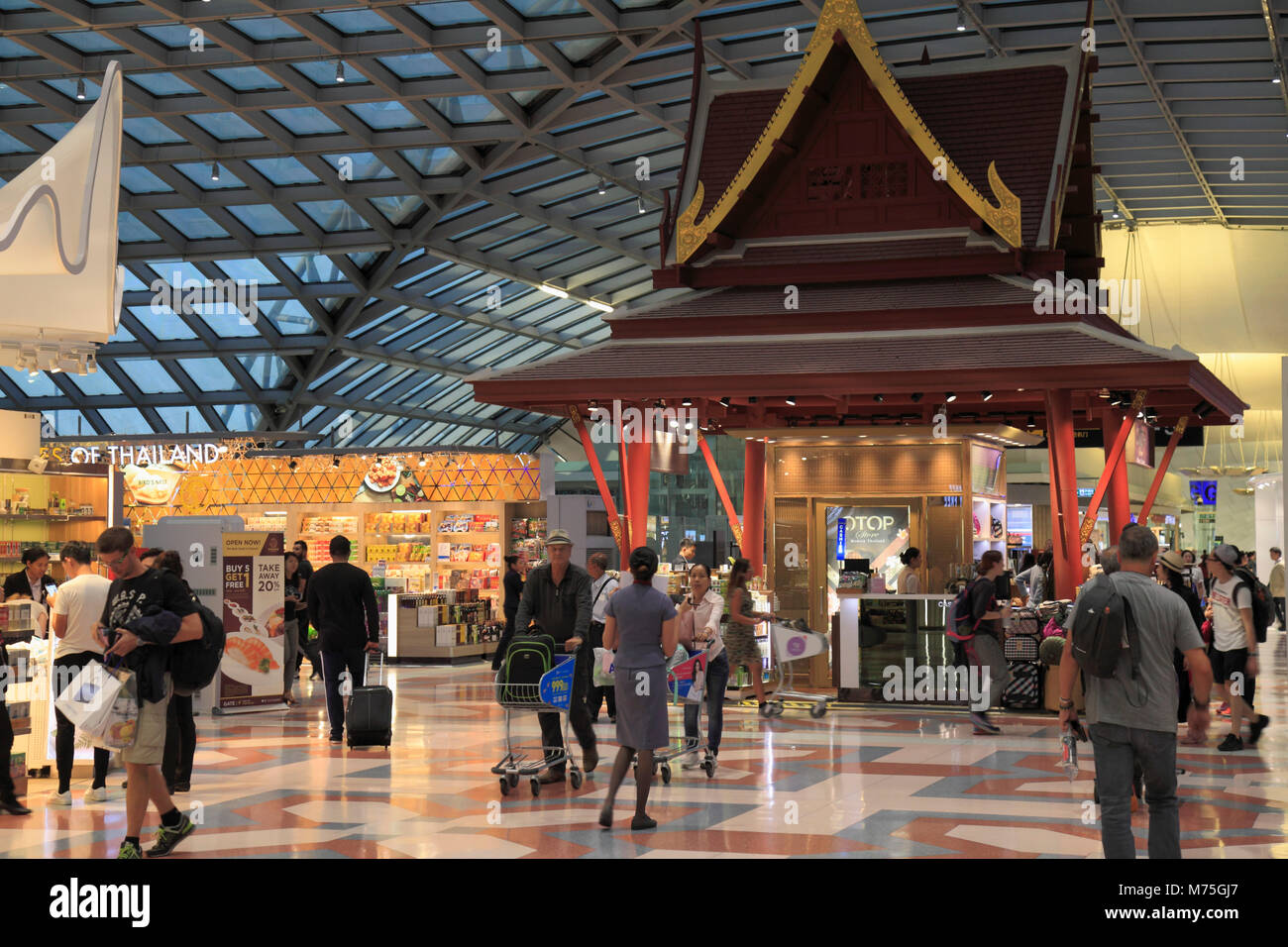 Thailand, Bangkok, Suvarnabhumi Airport, Duty free shopping Stockfotografie Alamy