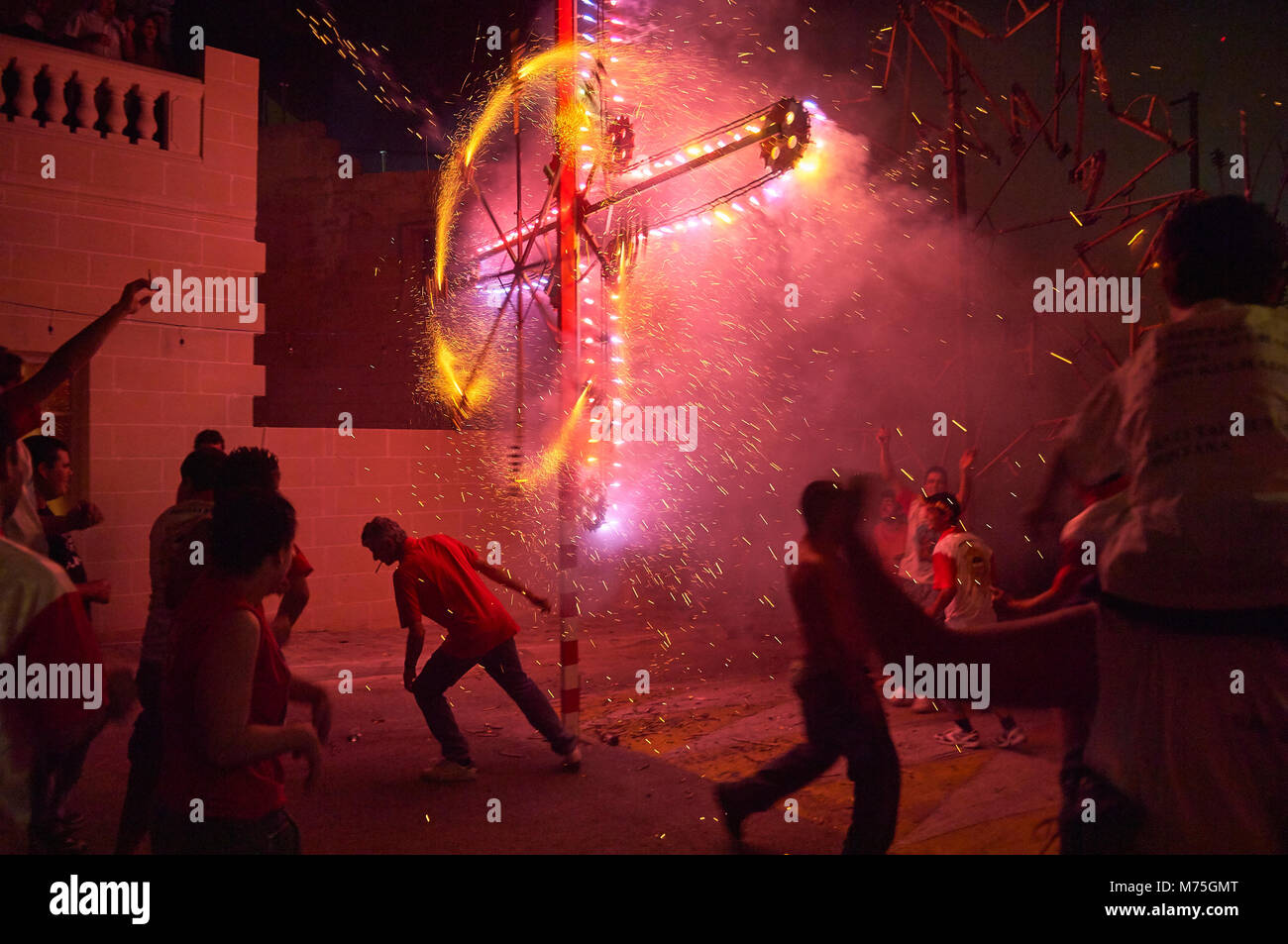 Feuerwerk feiern, das Fest des Heiligen Herzen Jesu Festa. Fontana, Insel Gozo, Malta Stockfoto