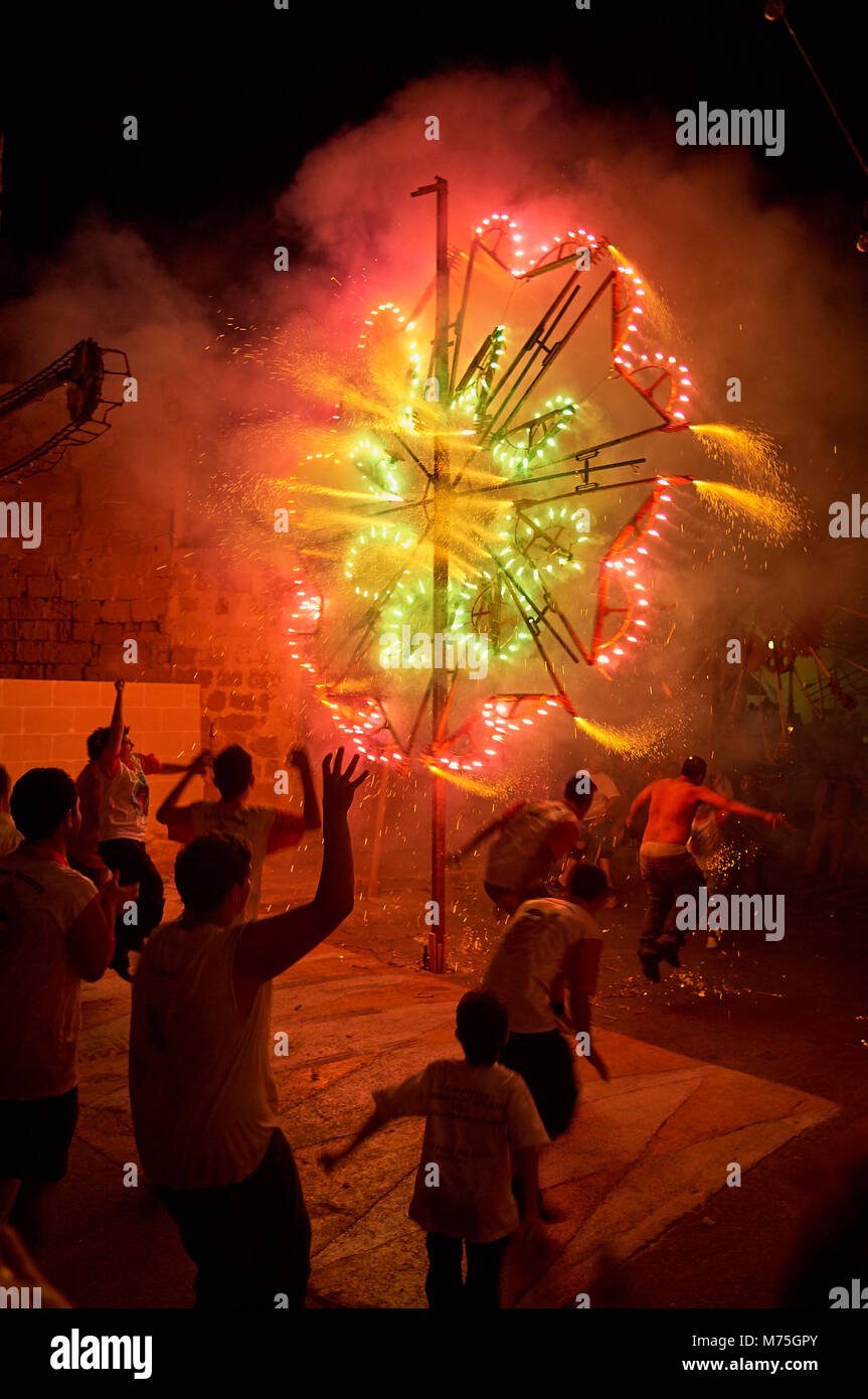Feuerwerk feiern, das Fest des Heiligen Herzen Jesu Festa. Fontana, Insel Gozo, Malta Stockfoto