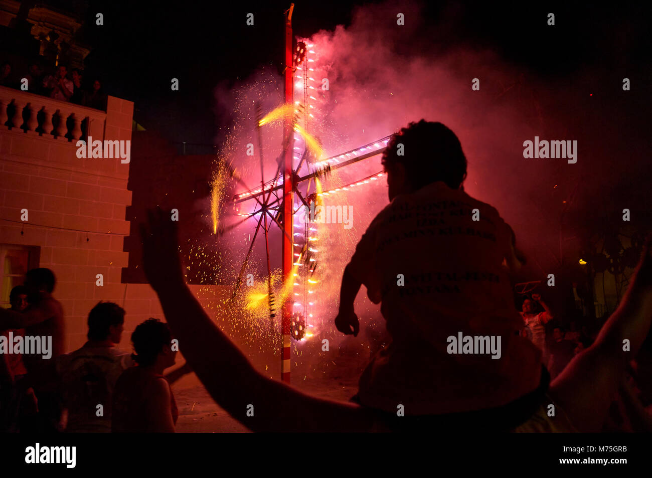 Feuerwerk feiern, das Fest des Heiligen Herzen Jesu Festa. Fontana, Insel Gozo, Malta Stockfoto
