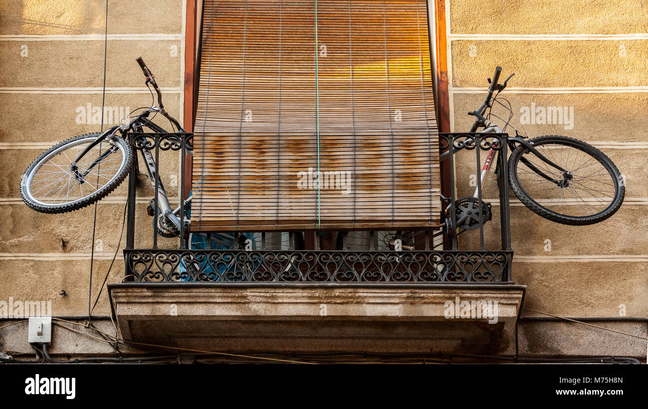 Zwei Fahrräder gespeichert auf einem schmalen Balkon eines Mietshauses in Madrid, Spanien Stockfoto