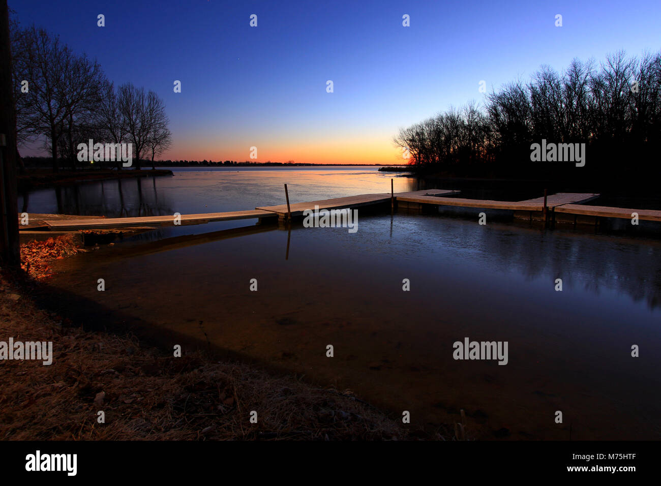 Am frühen Morgen Blaue Stunde in einem Boot Dock suchen auf einem See mit ersten Frost. Stockfoto