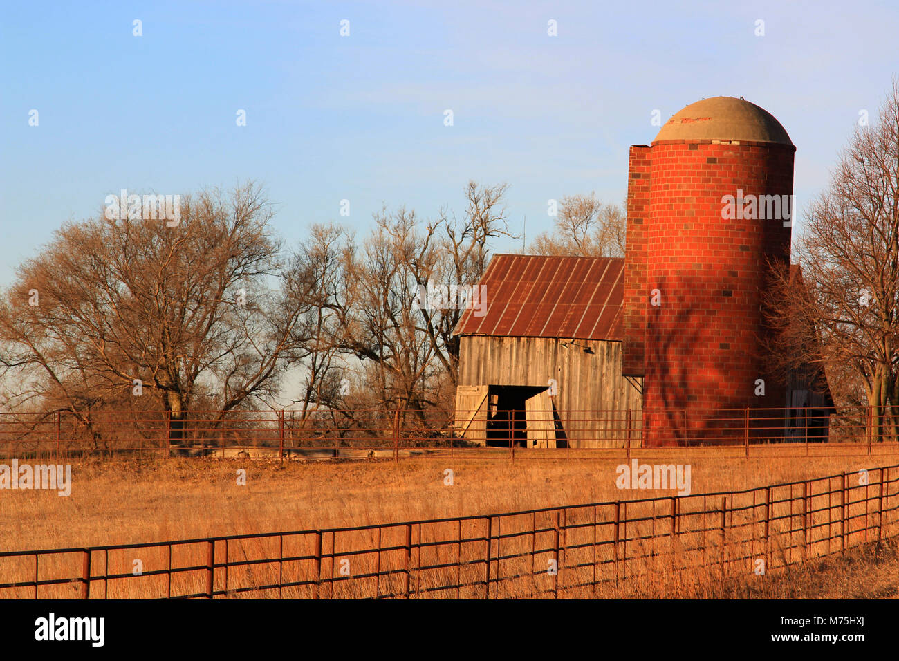 Ländlichen Scheune mit Silo und Corral Stockfoto