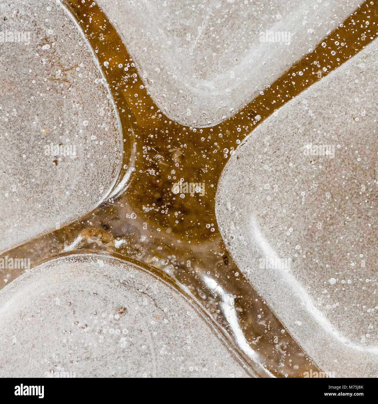 Platz Bild mit kreuzform gefrorenes Wasser Eis Oberfläche gleichmäßig aufgeteilt Stockfoto