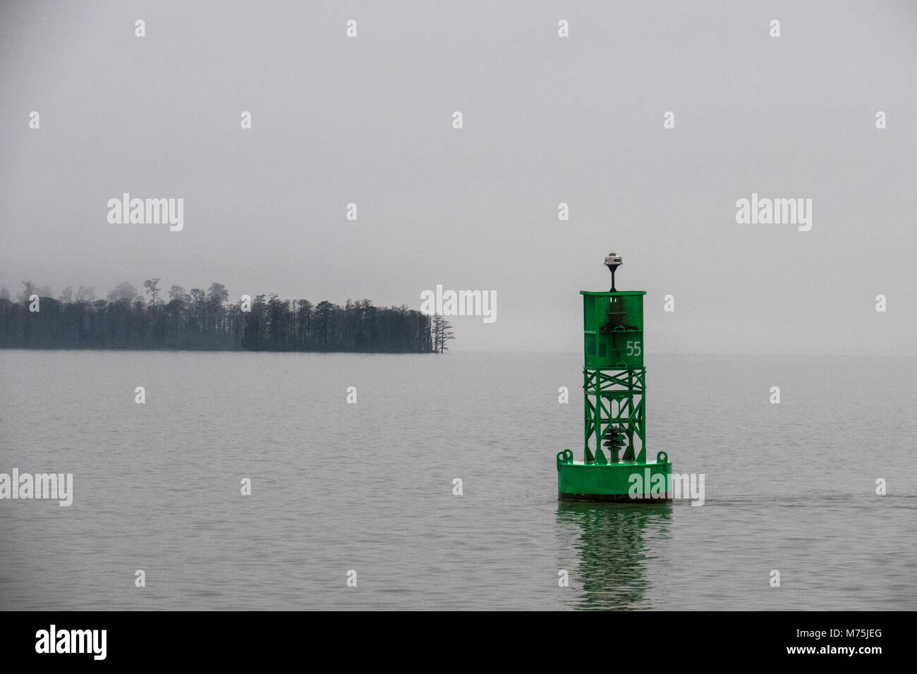 Eine grüne Glocke Boje Kanal Marker außerhalb des Hafens Norwalk in Connecticut, USA Stockfoto