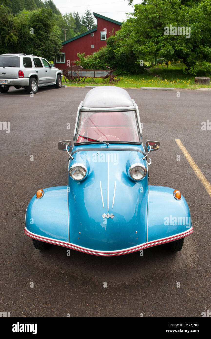 Europäische microcar auf ein Oregon Highway. Stockfoto