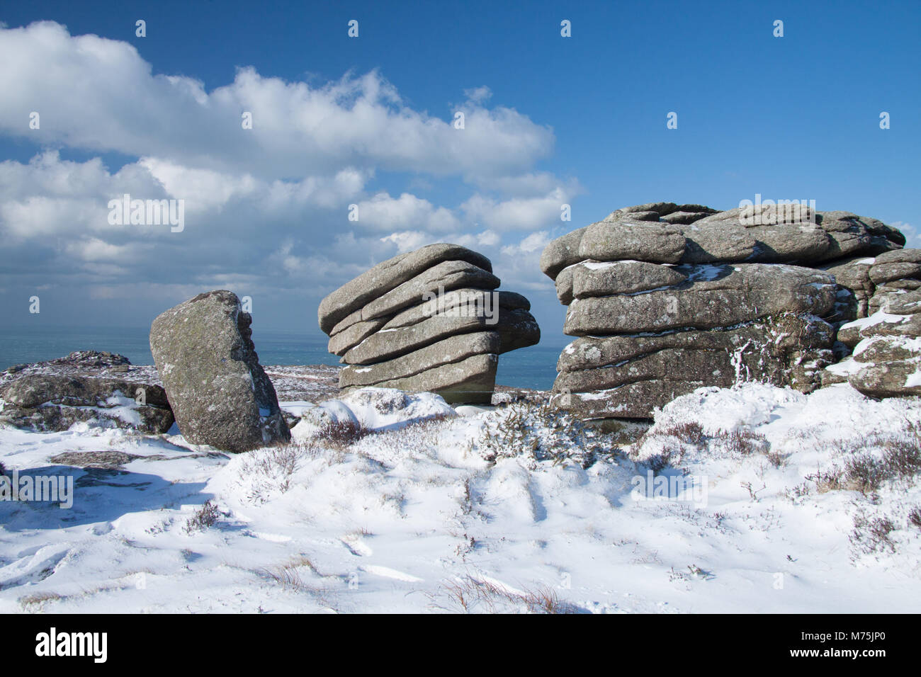 Skulpturale Granitfelsen im Schnee auf Hügel, Cornwall Zennor Stockfoto