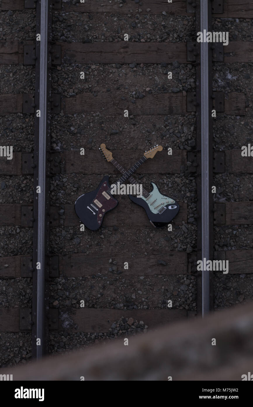 Nach Ansicht von zwei E-Gitarren auf eine Eisenbahn Stockfoto