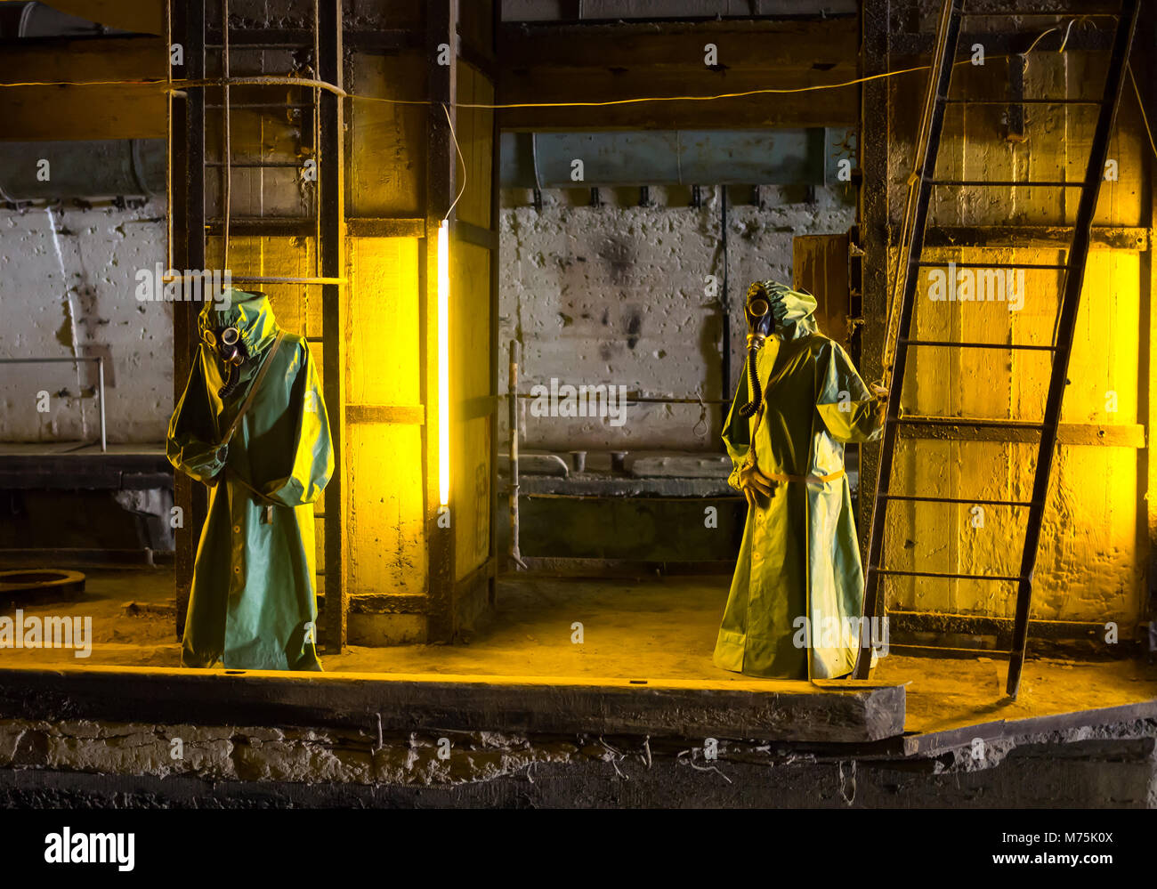 Balaklawa, Russland 14. November 2015 die Zahlen in Schutzanzügen