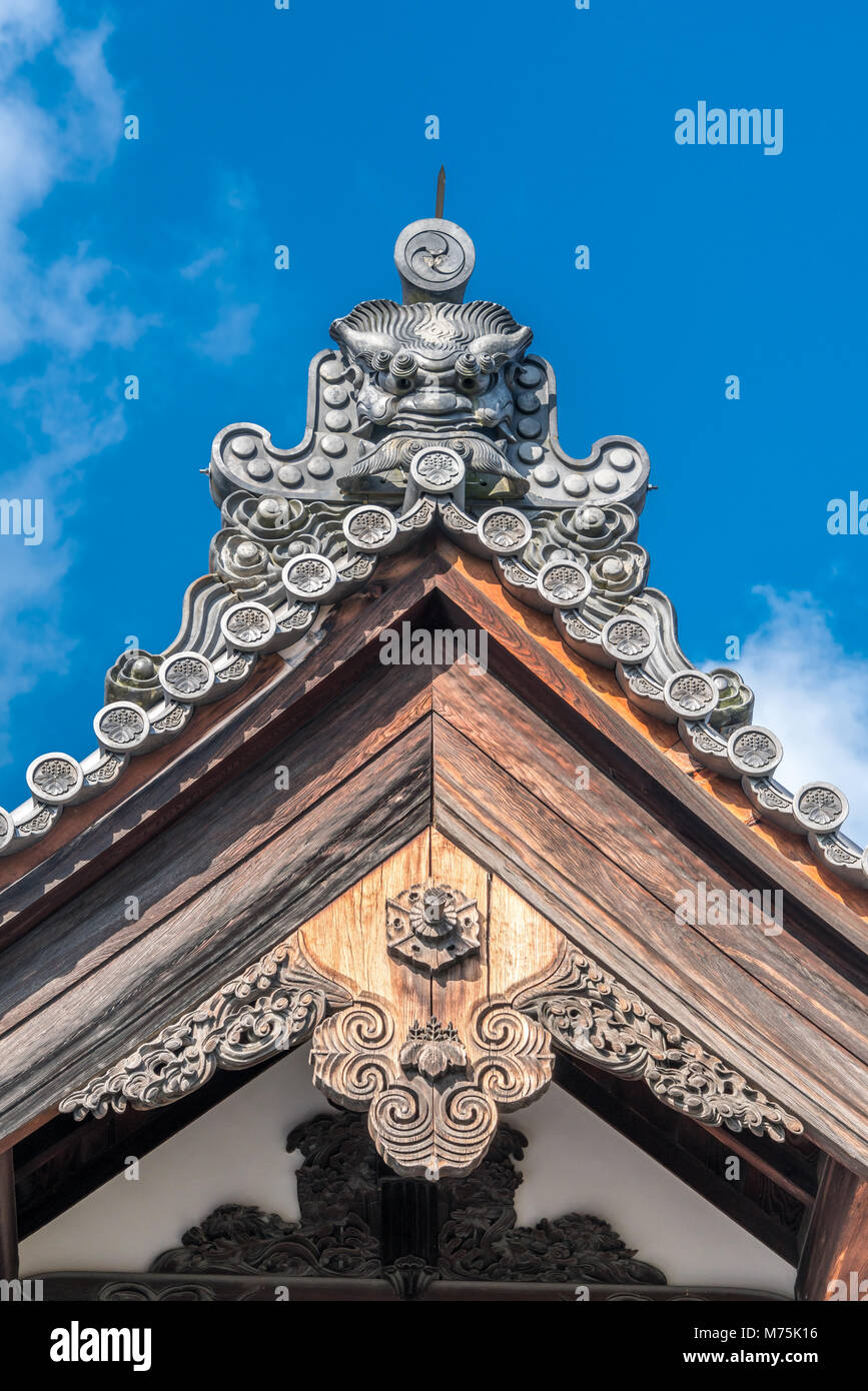 Gegyo (Giebel Anhänger) und Onigawara (Goblin Oger Tile) Detail der Rokuon-ji, der gemeinhin als der Goldene Pavillon (Kinkakuji) in Kyoto, Japan bekannt Stockfoto