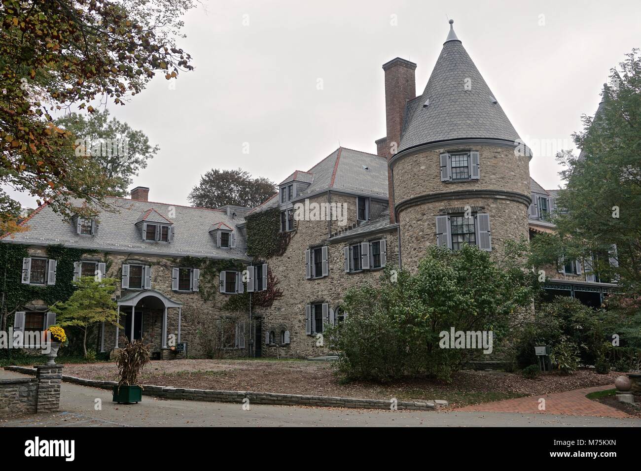 Milford, PA, USA: Graue Türme (1886), der ehemaligen Heimat von Gifford Pinchot, der erste Generalstabschef der US-Forstwirtschaft Service, ist eine National Historic Site. Stockfoto