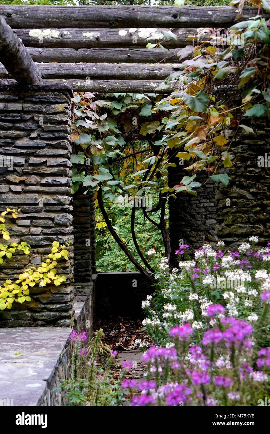 Milford, PA, USA: Blumen und Steinmauern am grauen Türme (1886). Das ehemalige Haus von Gifford Pinchot, erste Generalstabschef der US-Forstwirtschaft Service. Stockfoto