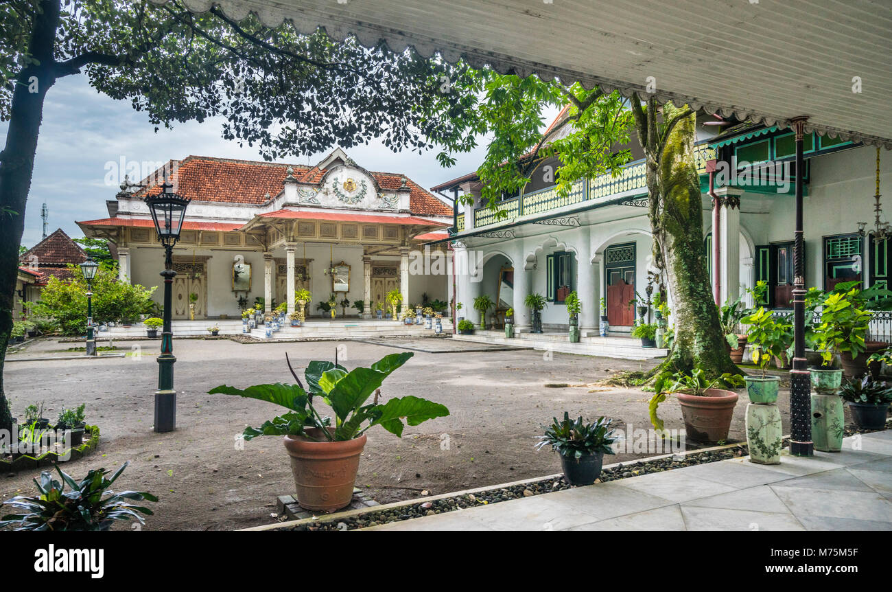 Zwei prominente palastartigen Gebäude, Gedhong Jene, die auch als das gelbe Gebäude und Gedhong Purworetno Ngayogyakarta Hadiningrat am Kraton, den bekannten Stockfoto