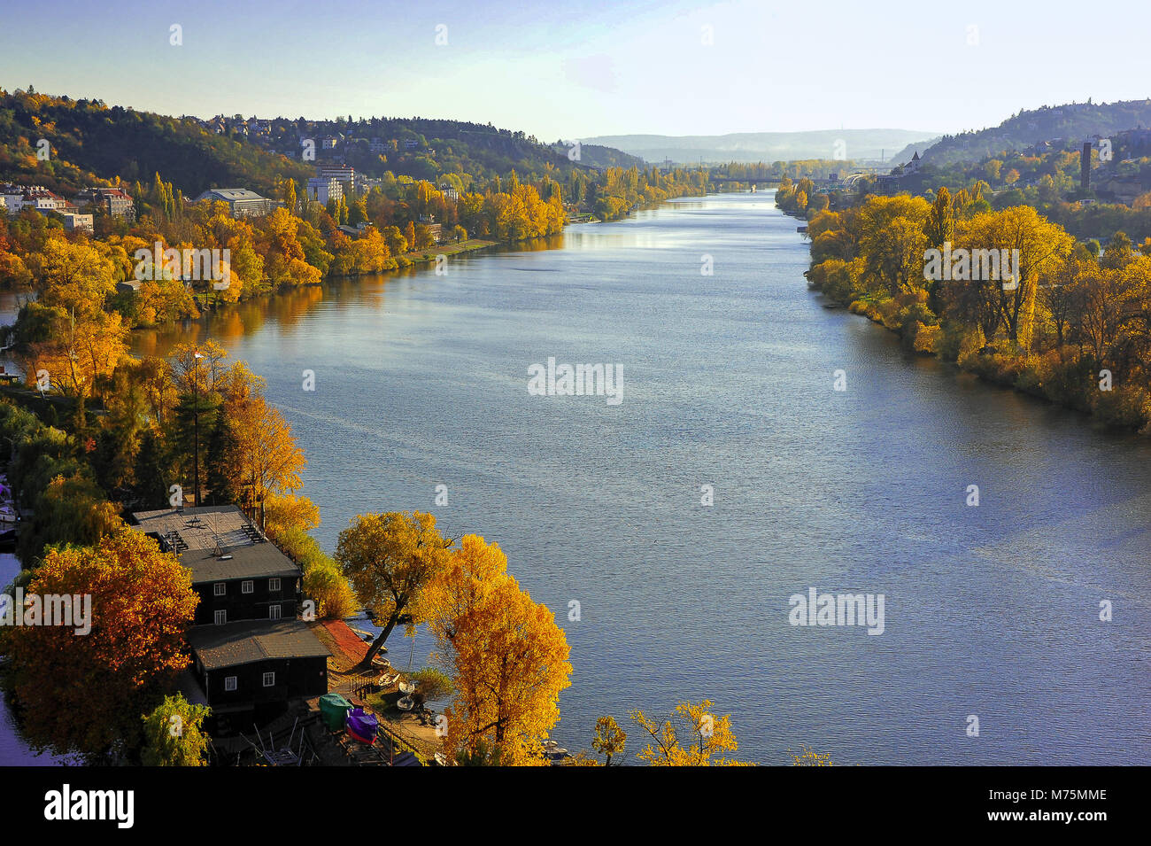 Prag, Tschechische Republik - Oktober 2015: Diesigen Sonnenuntergang, ein Wald von Gold Stretching in der Ferne. Panoramablick auf den Fluss Vitava von Vysehrad Stockfoto