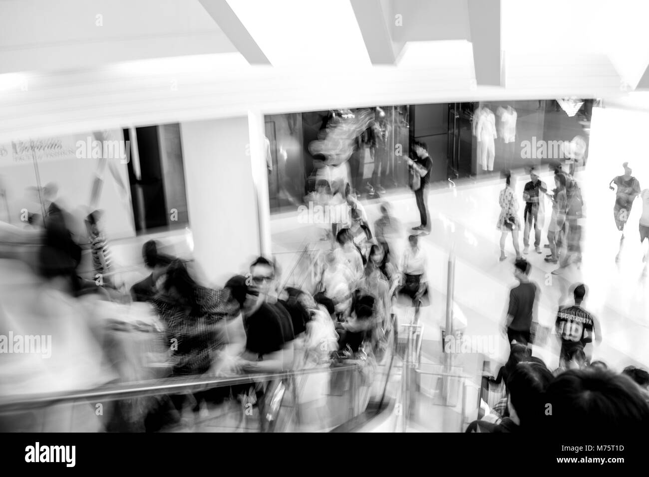 Bewegungsunschärfe, die Rolltreppe in Shopping Mall - Schwarz und Weiß Filter Stockfoto