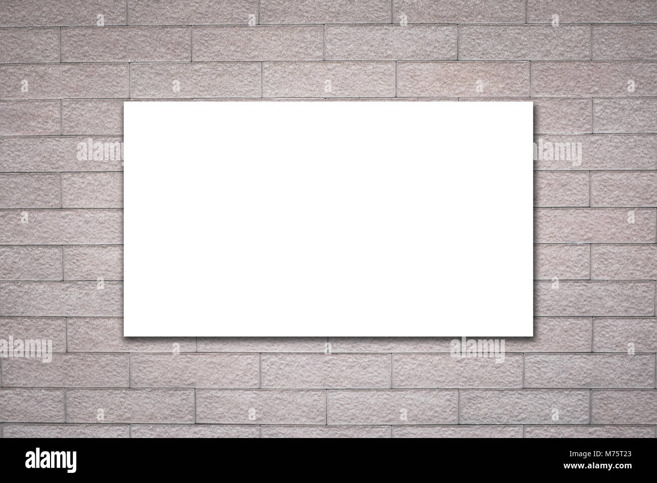 Weiße leere Anschlagtafel auf Wand für Werbung und Information Stockfoto