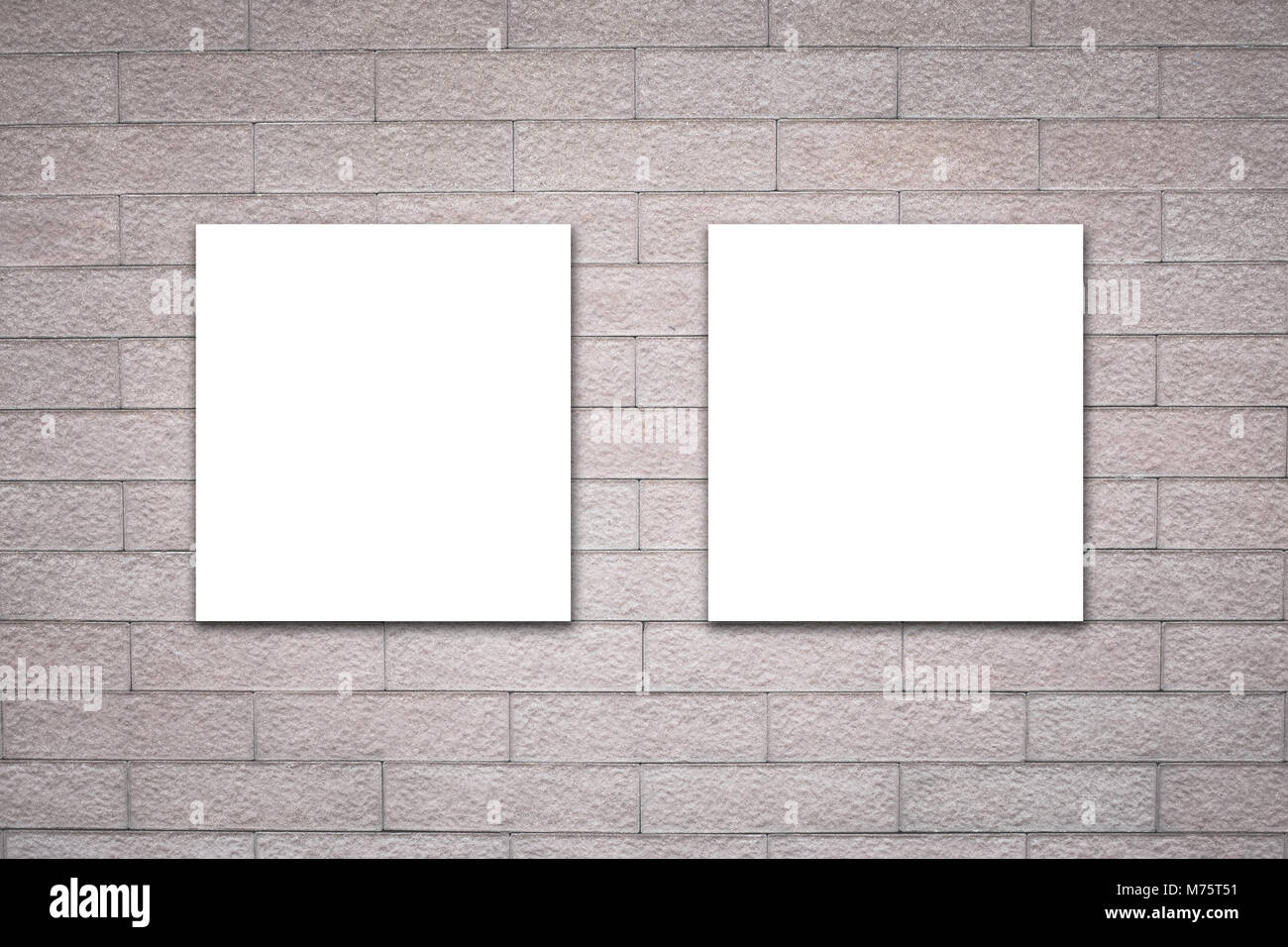 Zwei weiße Leere Anschlagtafel auf Wand für Werbung und Information Stockfoto