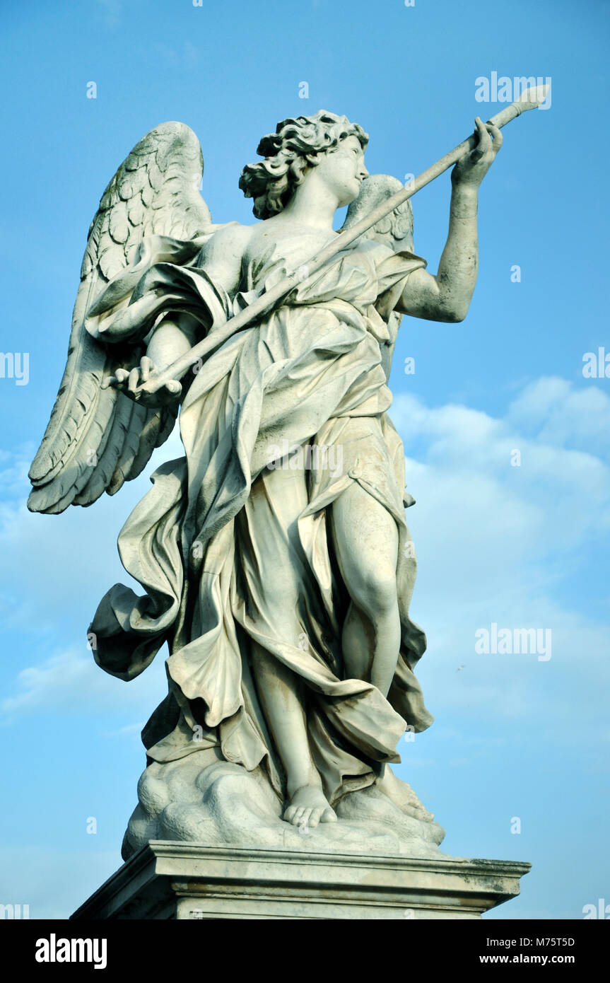 Marmorstatue der Engel Holding der Heiligen Lanze des Longinus. Sant'Angelo Brücke Balustrade. Rom, Italien Stockfoto