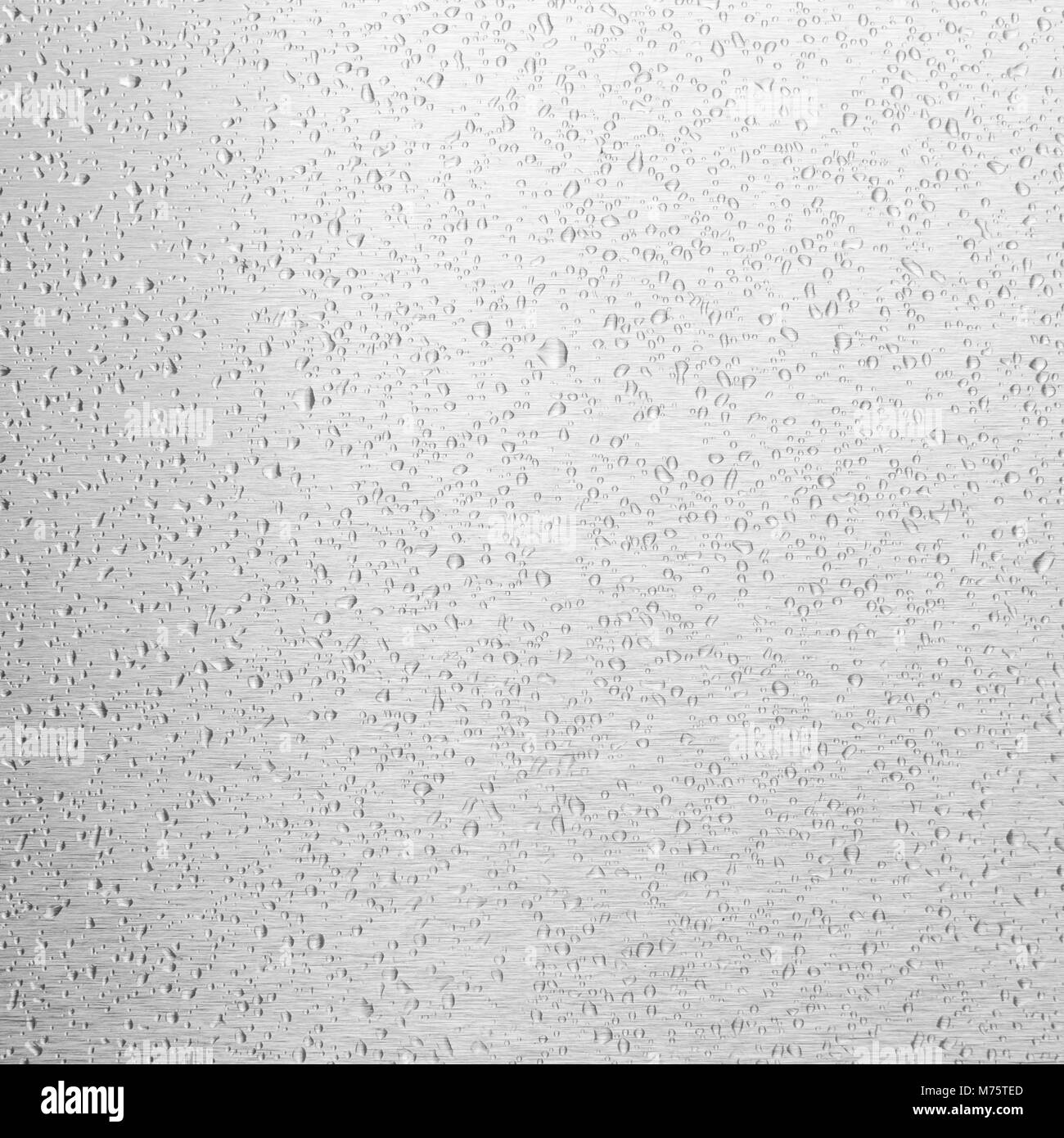 Wassertropfen auf weiße Oberfläche aus Metall als Hintergrund Stockfoto