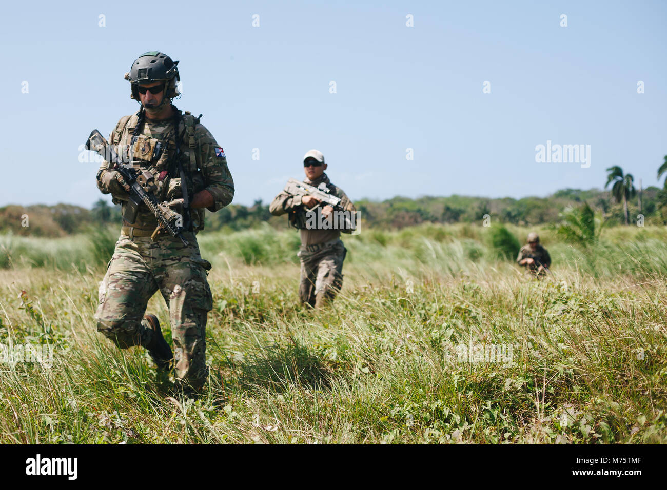 Ein U.S. Air Force Special Operations Forces Airman mit Special Operations Command South sichert einen Flugplatz mit Panamaischen Sicherheit Kraft Gegenstücke Feb 1, 2018, während ein Höhepunkt Übung in Colon, Panama. (U.S. Armee Foto: Staff Sgt. Osvaldo Equite/freigegeben) Stockfoto